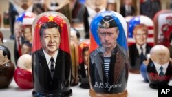 莫斯科旅游纪念品商店里摆放出售习近平与普京的俄罗斯套娃。（2023年3月21日）