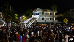 Los funcionarios de Miami Beach impusieron un toque de queda a partir del domingo 19 de marzo por la noche, después de dos tiroteos fatales y multitudes caóticas y ruidosas que la policía ha tenido. dificultad para controlar. (D.A. Varela/Miami Herald vía AP)