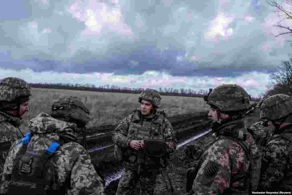Soldados ucranianos cerca de Maryinka el 26 de diciembre. "Hoy a esta hora, nuestras tropas todavía están en zonas del norte", dijo el general Valery Zaluzhny, máximo comandante militar de Ucrania.
