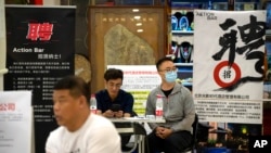 中国青年失业率破纪录。北京一家购物中心设立一个招聘点。（2023年6月9日）