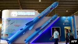 แฟ้มภาพ - ขีปนาวุธร่อนความเร็วเหนือเสียง บราห์มอส (BrahMos) ของอินเดีย ถูกนำมาแสดงที่งาน Defence Expo 2022 (เอเอฟพี)