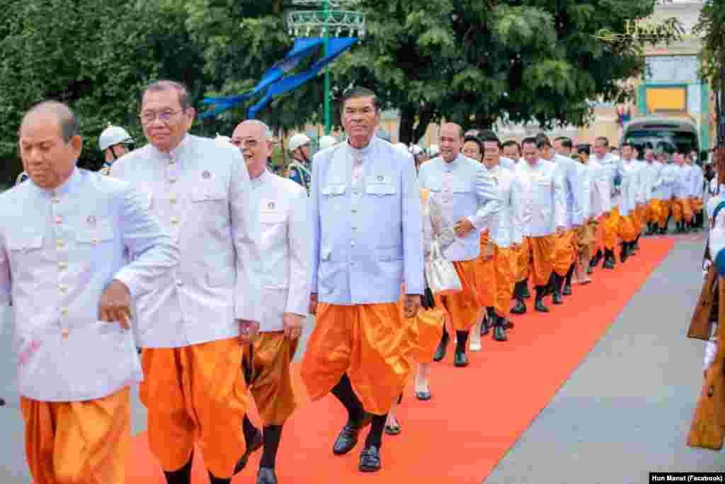 ក្រុមអ្នកតំណាងរាស្ត្រថ្មីនៅក្នងពិធីស្បថចូលកាន់តំណែងក្នុងព្រះបរមរាជវាំង កាលពីថ្ងៃទី២១ ខែសីហា ឆ្នាំ២០២៣។