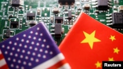 美中国旗与半导体芯片。