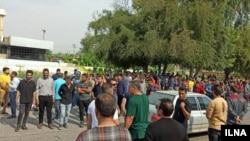 تجمع کارگران «کاغذ پارس طبیعت سلولز» در مقابل فرمانداری شهرستان شوش. آرشیو