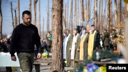 烏克蘭總統澤連斯基在基輔州的一個村莊參加陣亡烏克蘭軍人的紀念儀式。 (2024年3月21日)