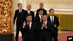 2022年10月23日，在中共二十届一中全会后，中共领导人习近平带领中共新一届政治局常委，包括李强（前右）和蔡奇（后左二）步入人大会堂与中外媒体见面。