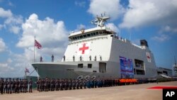 Personel TNI berdiri di dekat kapal RS TNI Angkatan Laut KRI dr. Radioman Wedyodiningrat saat upacara pembukaan latihan militer non-tempur (Latihan Solidaritas) ASEAN di Pelabuhan Batu Ampar di Pulau Batam, Selasa, 19 September 2023. (AP/Andaru Kz)