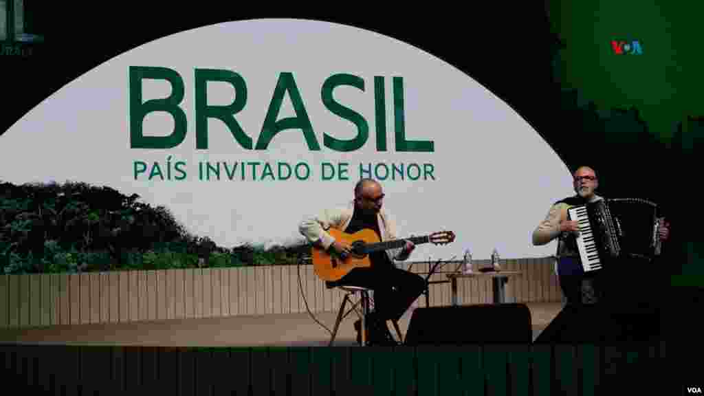 Brasil, es el país invitado de honor. De acuerdo a información oficial, el pabellón ofrecerá una inmersión en los biomas y la cultura brasileños explorando sus peculiaridades naturales, especialmente en la Amazonía. 