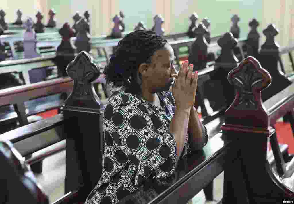 Una mujer ora dentro de una iglesia en Harare, Zimbabwe, 29 de marzo de 2024.
