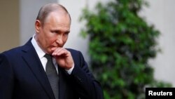 Налозите за апсење на рускиот претседател, како и на комесарот за правата на децата во Канцеларијата на претседателот на Руската Федерација, се за наводна одговорност за незаконска депортација на деца од окупираните области на Украина 