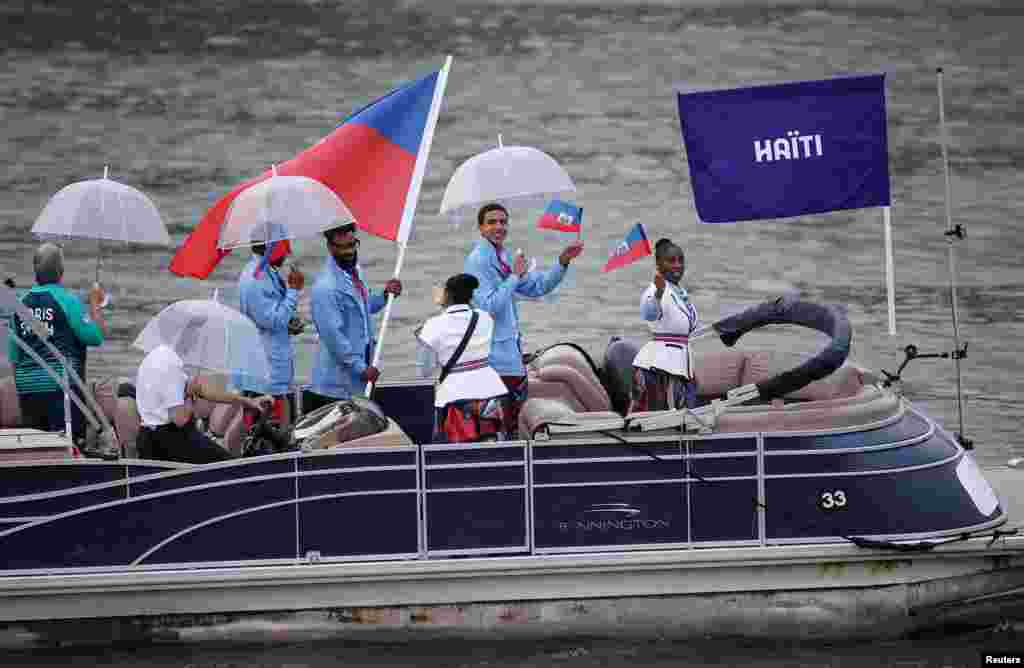 Seremoni Ouveti Jezolenpik Paris: Atlet peyi d Ayiti abo yon bato sou flev Seine nan, 26 Jiye, 2024.
