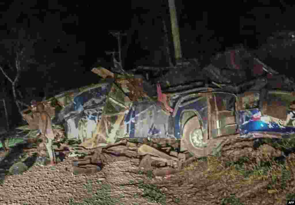 Al menos 39 personas han muerto en Panamá después de que un autobús que transportaba a más de 60 migrantes cayera por un acantilado en la madrugada del miércoles, 15 de febrero, según informaron las autoridades de migración panameñas. 