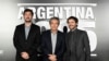 El director Santiago Mitre (izquierda), los actores Ricardo Darin y Peter Lanzani posan para los medios en el estreno del largometraje "Argentina, 1985", en Buenos Aires, Argentina, 27 de septiembre de 2022.