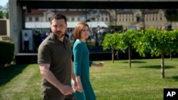 La presidenta de Moldavia, Maia Sandu, a la derecha, camina con el presidente de Ucrania, Volodymyr Zelenskyy, durante las llegadas a la Cumbre de la Comunidad Política Europea en el Castillo Mimi en Bulboaca, Moldavia, el jueves 1 de junio de 2023.