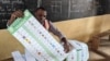 Un agent électoral prépare un bulletin de vote, Lomé, le 29 avril 2024.