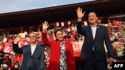 ထိုင်းဝန်ကြီးချုပ်အဖြစ် ဝင်ရောက်ယှဥ်ပြိုင်အရွေးခံနေတဲ့ ဝန်ကြီးချုပ်ဟောင်း သက်ရှင်ရှင်နာဝပ်ရဲ့သမီး  Paetongtarn Shinawatra (အလယ်) 