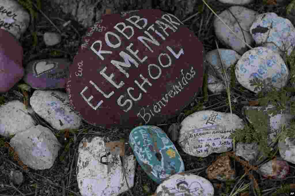 Este 24 de mayo, las escuelas de Uvalde permanecerán cerradas. Alrededor de una docena de estudiantes en el salón de clases donde se desarrolló el tiroteo sobrevivieron al ataque. Algunos regresaron a clases en persona el otoño pasado. Otros asistieron virtualmente, incluida una niña que pasó más de dos meses en el hospital después de recibir varios disparos.