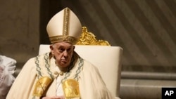Paus Fransiskus memimpin perayaan Paskah di Basilika Santo Petrus di Vatikan, 30 Maret 2024. (Foto: AP)