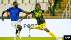 L'attaquant malien Nene Dorgeles (R) se bat pour le ballon avec le milieu de terrain namibien Deon Hotto pendant le match de football du groupe E de la Coupe d'Afrique des Nations (CAN) 2024 au Stade Laurent Pokou à San Pedro, le 24 janvier 2024. (Photo SIA KAMBOU / AFP)
