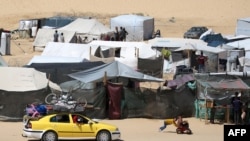 Pengungsi Palestina mengangkut barang-barang mereka di atas mobil saat melarikan diri ke daerah yang lebih aman di Rafah di Jalur Gaza selatan, 9 Mei 2024.