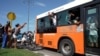 Una mujer grita en medio de las manifestaciones contra el gobierno, donde también partidarios del oficialismo salieron a contrarrestar las protestas del 11 de julio del 2021 en La Habana, Cuba.