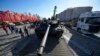 Tank Leopard 2A6 buatan Jerman, yang telah dirampas oleh pasukan Rusia dalam perang di Ukraina, ditampilkan dalam sebuah pameran militer di Moskow, pada 1 Mei 2024. (Foto: AP/Alexander Zemlianichenko)