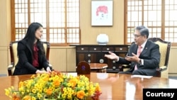 줄리 터너(왼쪽) 미 국무부 북한인권특사가 지난 16일 박진 한국 외교부 장관과 서울 시내 청사에서 회동하고 있다. (자료사진=한국 외교부)