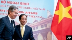 រដ្ឋមន្ត្រី​ការបរទេស​អាមេរិក​លោក Antony Blinken (ឆ្វេង​) និង​រដ្ឋមន្ត្រីការបរទេស​វៀតណាមលោក Bui Thanh Son ជួប​នៅ​សណ្ឋាគារ​រដ្ឋាភិបាល​ក្នុង​ទីក្រុង​ហាណូយ​។ (AP Photo/Andrew Harnik, Pool)