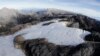 Endapan gletser di pegunungan Puncak Jaya di dataran tinggi tengah Papua. (DAVID CHRISTENSON / PAPUA PROJECT FREEPORT MCMORAN / AFP)