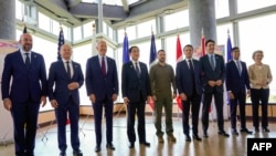 乌克兰总统泽连斯基在日本广岛跟G7峰会的与会各国领导人合影。（2023年5月21日）