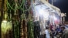 Para pembeli memilih tasbih di toko-toko di pasar Khan el-Khailili selama Ramadan di distrik al-Hussein, Kairo, Mesir, 23 Maret 2024. (Foto: Amr Abdallah Dalsh/Reuters)
