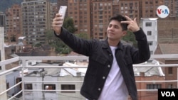 José Ramírez, influencer en TikTok, quien cuenta con más de 250.000 seguidores, posa ante sus seguidores poco antes de una entrevista con la Voz de América. [Foto: Johan Reyes, VOA]