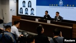 香港当局在记者会上公布被通缉的五名活动人士的照片。（2023年12月14日）