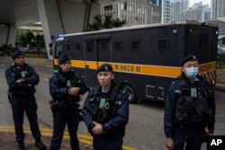 香港壹传媒创办人黎智英乘坐的监狱武装车离开西九龙法院。（2023年12月18日）