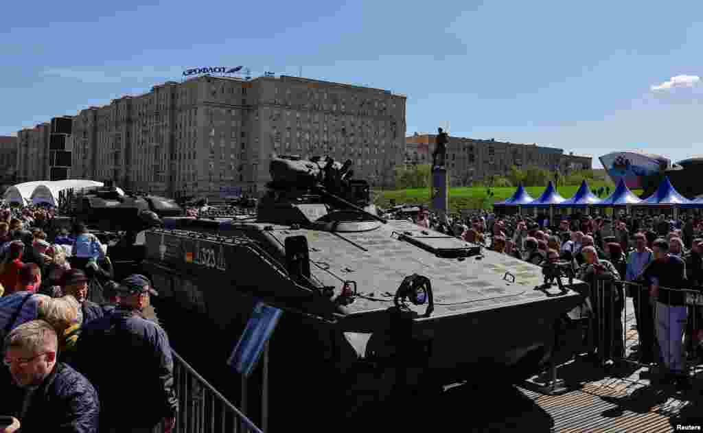 Los visitantes observan un vehículo de combate de infantería Marder.