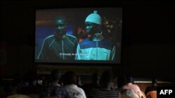 Un public regarde le film "Io Capitano" du réalisateur italien Matteo Garrone au CDEPS (centre de développement de l'entreprenariat et de la professionnalisation des jeunes) à Rufisque le 17 avril 2024. (Photo SEYLLOU / AFP)