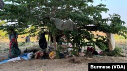 ရွှေကုက္ကိုလ် တိုက်ပွဲကြောင့် ထိုင်းဘက် စစ်ရှောင်လာသူများ။ (Photo: VOA Burmese)
