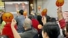 多名参与财政预算案直播会的香港基层市民，高举“嬲嬲”(不高兴)表情纸牌，对俗称“派糖”的纾困措施大幅“减甜”表达不满 (美国之音/汤惠芸)
