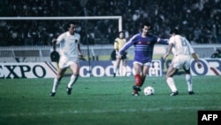 Mehmed Baždarević (skroz levo) i Blaž Slišković (skroz desno) pokušavaju da zaustave Mišela Platinija na meču Francuska - Jugoslavija 1985.