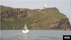 一艘小漁船正在駛離與那國島。 (美國之音加洛拍攝)
