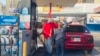 Un transportista venezolano acaba de llenar el tanque en una estación de servicio del norte de Maracaibo, en el occidente del país, el martes 18 de junio de 2024.
