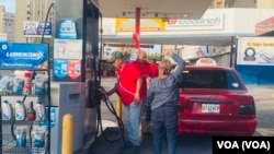 Un transportista venezolano acaba de llenar el tanque en una estación de servicio del norte de Maracaibo, en el occidente del país, el martes 18 de junio de 2024.