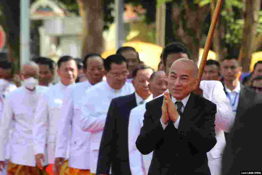 ព្រះមហាក្សត្រ ព្រះបាទ នរោត្តម សីហមុនី យាងបើកសម័យប្រជុំរដ្ឋសភានីតិកាលទី៧ នៅថ្ងៃទី២១ ខែសីហា ឆ្នាំ២០២៣។ (លាស់ លីបលីប/វីអូអេ)