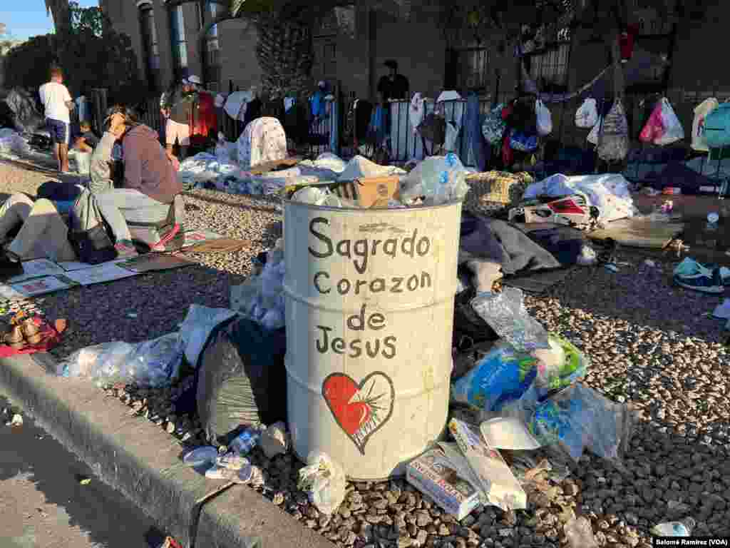 Cientos de migrantes continúan acampando en las afueras de la iglesia del Sagrado Corazón en el centro de El Paso, Texas, desde donde esperan seguir camino a otras partes del país, el 8 de mayo de 2023. 