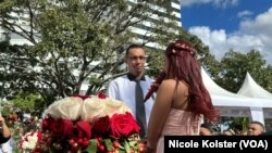 Una de las 25 parejas que pronunciaron el "sí, quiero" durante la boda colectiva celebrada en el municipio Chacao, el 14 de febrero de 2023.