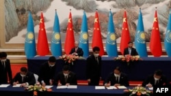 中國領導人習近平與中亞國家哈薩克總統託卡耶夫在西安舉行中亞峰會前出席兩國的協議簽訂儀式（2023年5月17日）