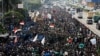 Ribuan demonstran memadati area di luar gedung DPR/MPR untuk berunjuk rasa menolak revisi UU Pilkada, di Jakarta, Kamis, 22 Agustus 2024. (Foto: Willy Kurniawan/Reuters)