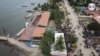 Imagen aérea que muestra a migrantes gestionando su embarque en el puerto de Necoclí rumbo a la selva del Darién. 