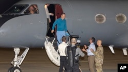 El estadounidense liberado Eyvin Hernández sale de un avión después de que él y nueve compañeros detenidos fueran liberados en un intercambio de prisioneros entre Estados Unidos y Venezuela en el anexo Kelly Airfield, el miércoles 20 de diciembre de 2023, en San Antonio, Texas.