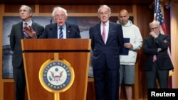 Demorkat senator Berni Sanders 82 yoshda. Safdoshlari Jeff Merkli 67, Edvard Marki 77, Jon Fettermen 54, Piter Uelsh esa 76 yoshda.